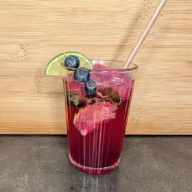 Glas met Virgin Blueberry Mojito