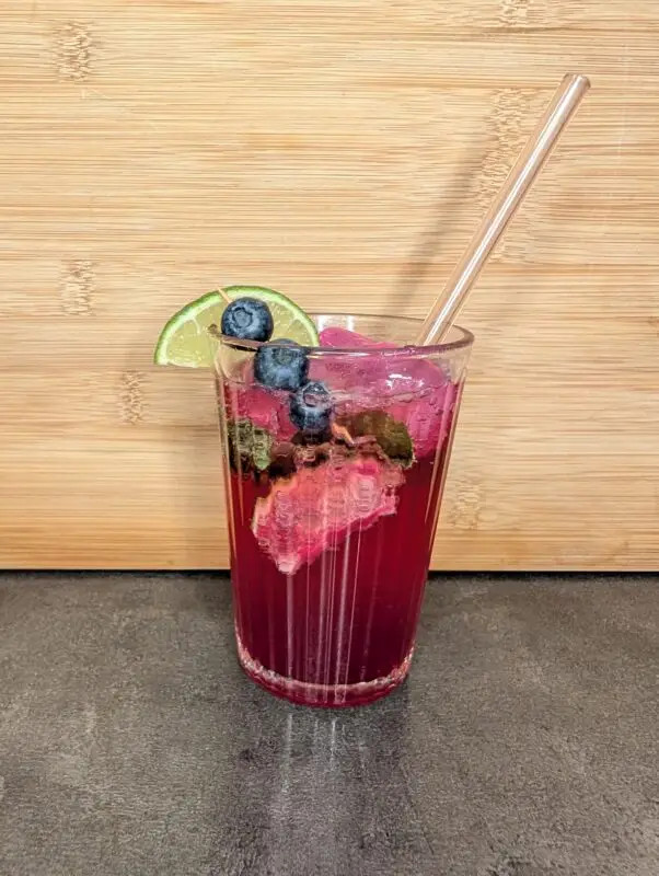 Glas met Virgin Blueberry Mojito