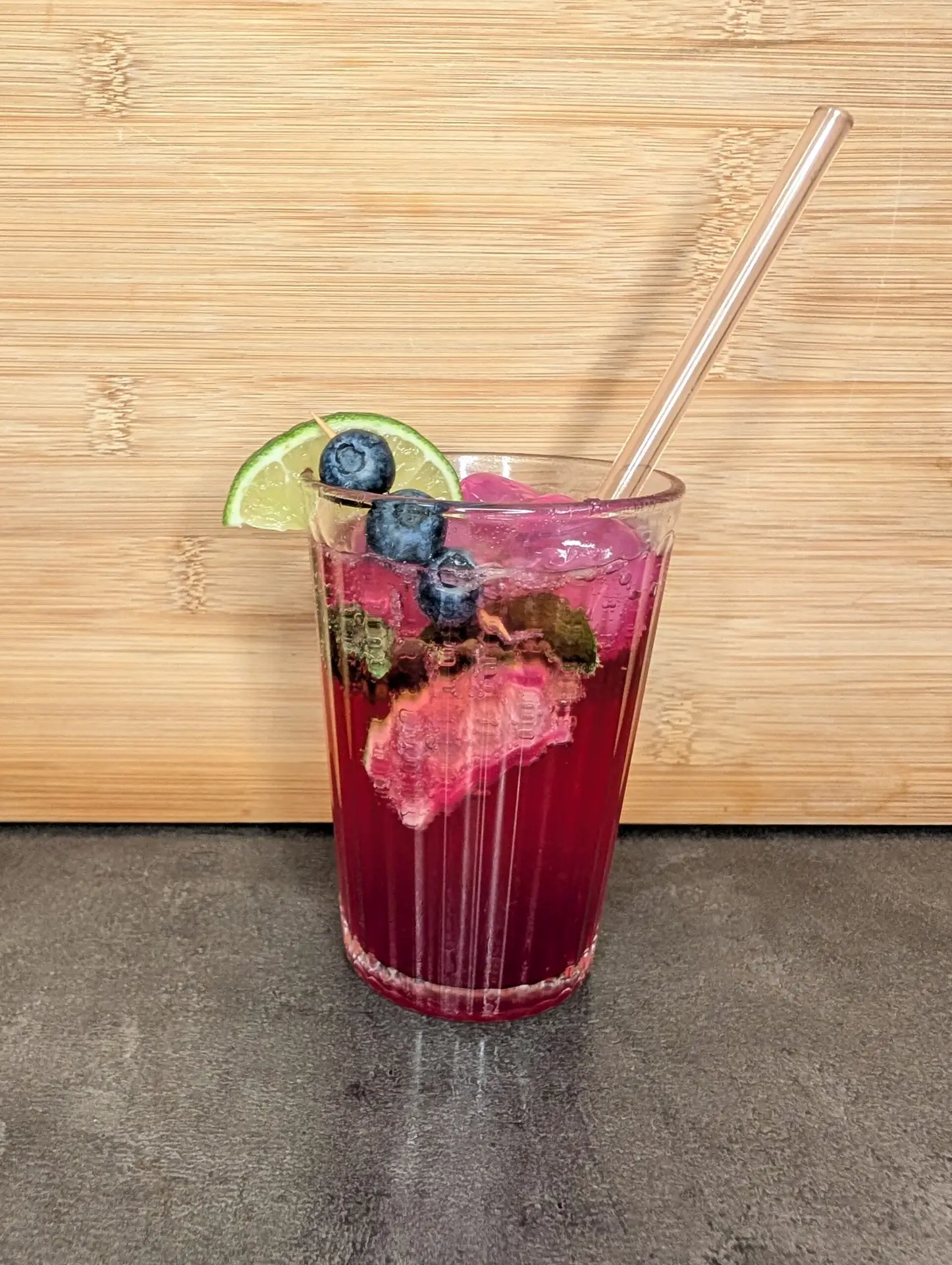 Glas met Virgin Blueberry Mojito